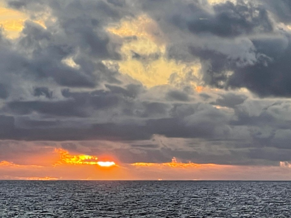 Chile - Osterinsel - bei Sonnenuntergang im Südpzifik am 1. Deuember