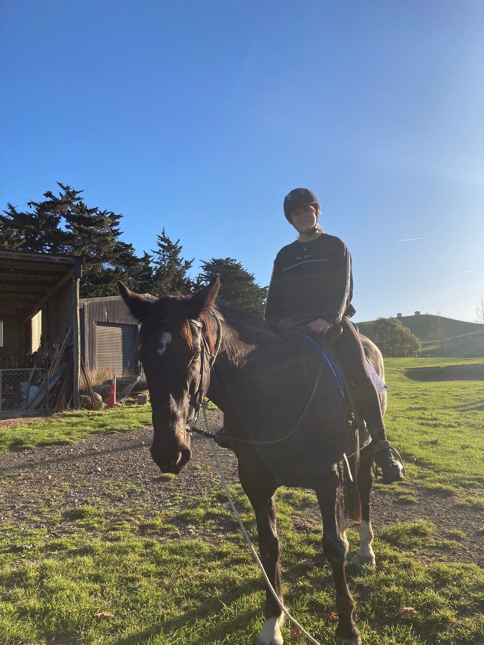 Neuseeland - Ward - Danach darf Valerie zeigen wie sie im Sattel sitzt.
