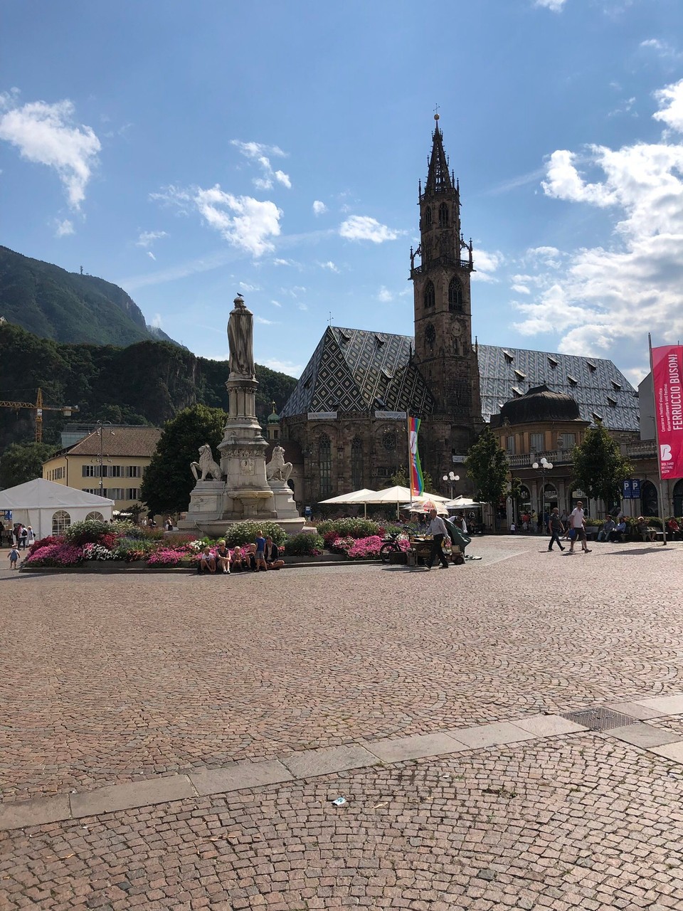 Italien - Bozen - Stadtkirche und Marktplatz in Bozen 