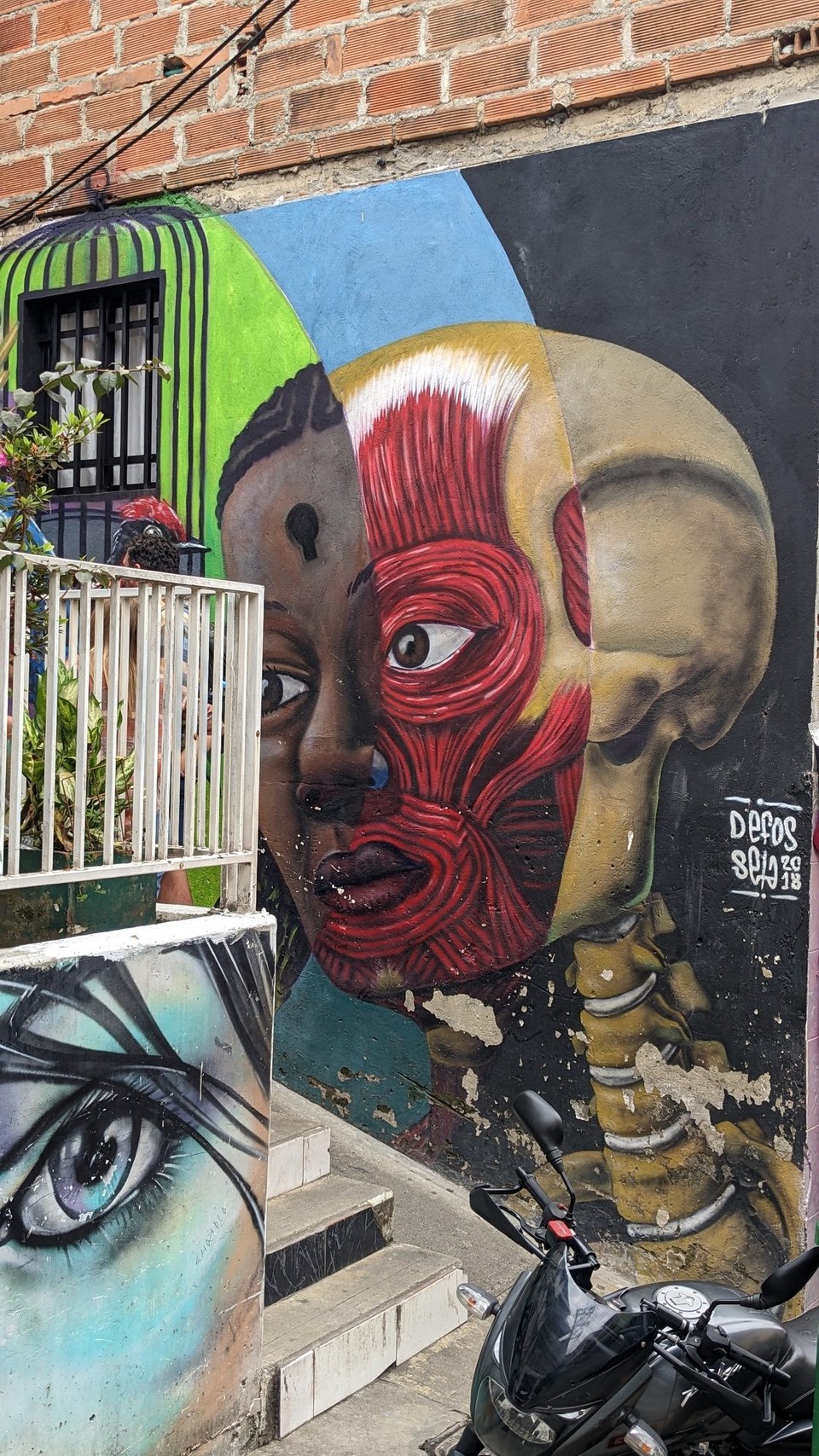 Kolumbien - Medellín - Laut Emily, unserem Tourguide, ein sehr symbolisches Bild, da es vereinigt, wofür die Communa 13 steht ... Leider ist mein Hirn ein Sieb, ich erinnere mich nur noch, dass die linke Gesichtshälfte für die Immigranten steht