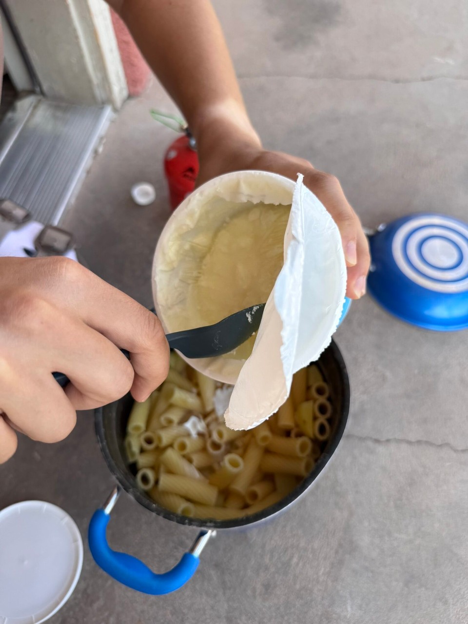 Vereinigte Staaten - Springdale - Zum Znacht hemmer Älplermagrone gmacht. De Surrahm esch ih üsem Kühlschrank im Hotel eifach gfrohre.😂 Zum Glück hemmer no andere Rahm gha.