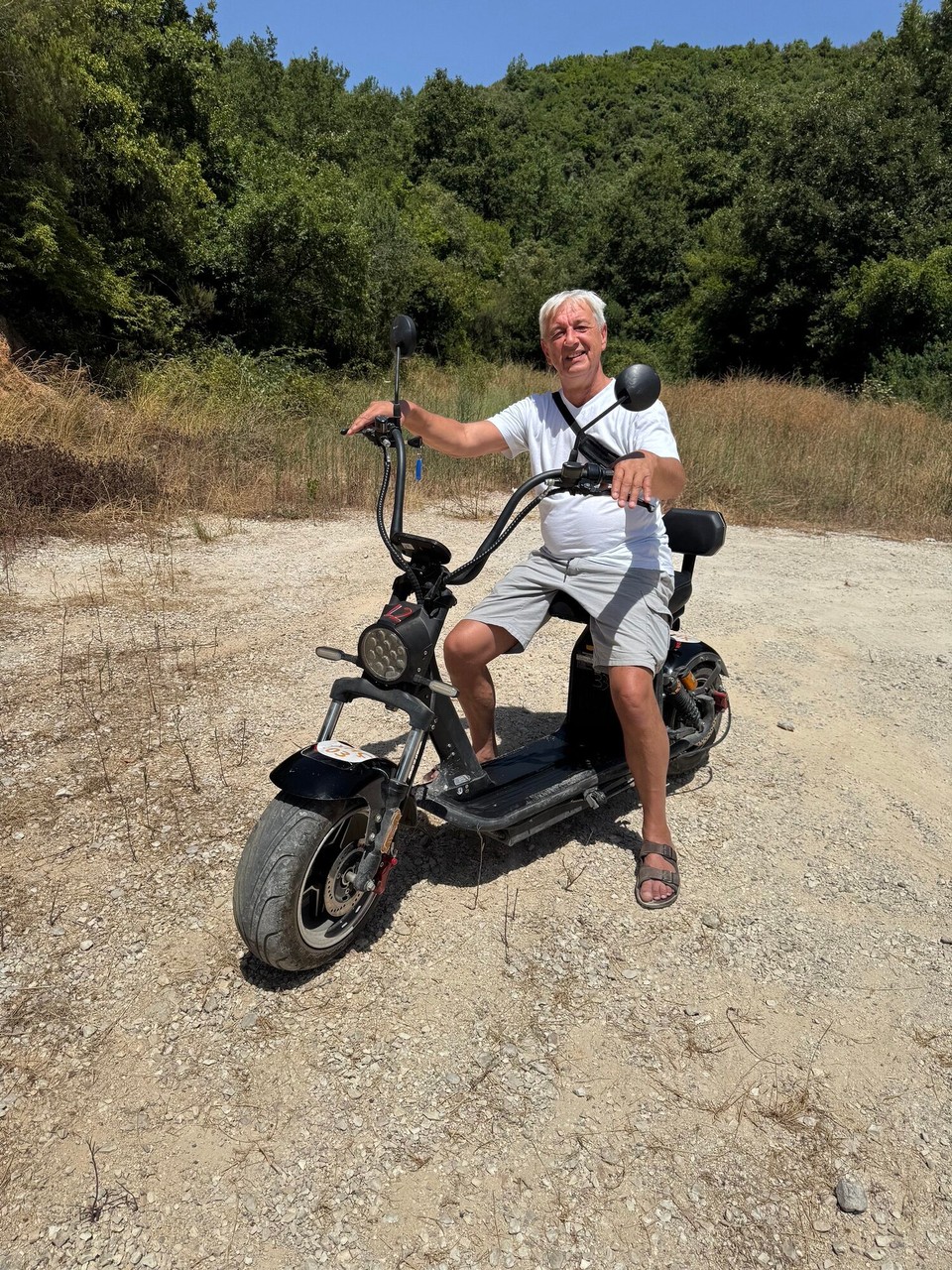 Albanien - Saranda - 20 Km entfernt lag unser erster geplanter Stop.
Damit wir nicht wieder durch die Hitze (hier sind 36 Grad) laufen müssen, besorgten wir uns was mit Fahrtwind.