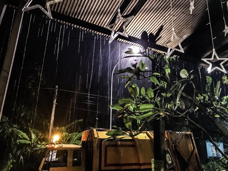 Thailand - Amphoe Thung Tako - Das Wetter hat leider komplett umgeschlagen. 
Eine heftigere Front quert unsere Radroute. Das Tief hat uns schon am gestrigen Abend dazu verdonnert, eines der touristischen Highlights Chumphons, unser Hotel neben der Bahnlinie, intensiver nutzen zu dürfen, als uns lieb war. Die Illumination der Weihnachtsdeko konnten wir übrigens erfolgreich vereiteln.