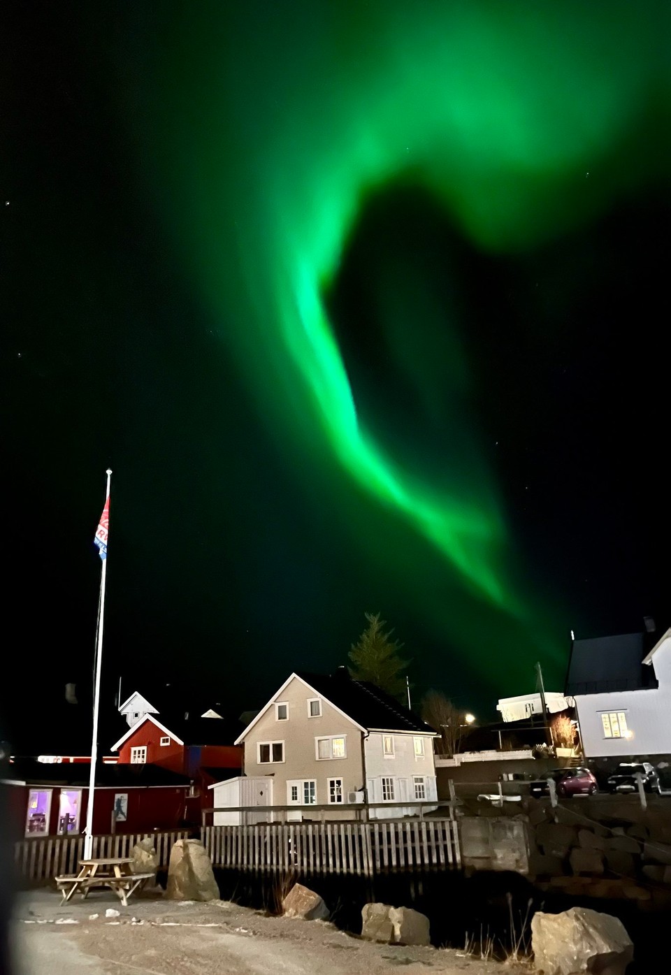 Norwegen - Henningsvær - … und zum Abschluss eines Tages mit vielen unglaublich schönen Eindrücken tanzen dann auch noch die Polarlichter am Himmel. So intensiv, dass sie mit Handy direkt vor dem Hotel in Henningsvær eingefangen werden können. Sind wir Glückspilze! 
