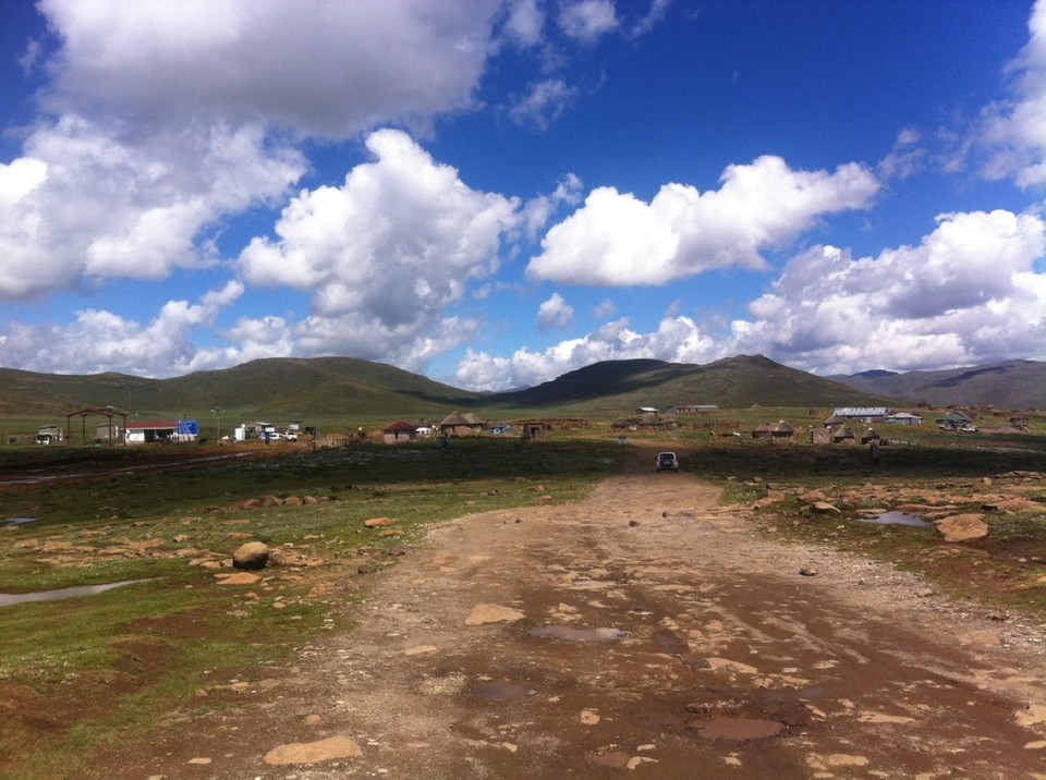 Lesotho - unbekannt - Sani Pass: Grenzstation, Pub, Camp, "cultural village",...