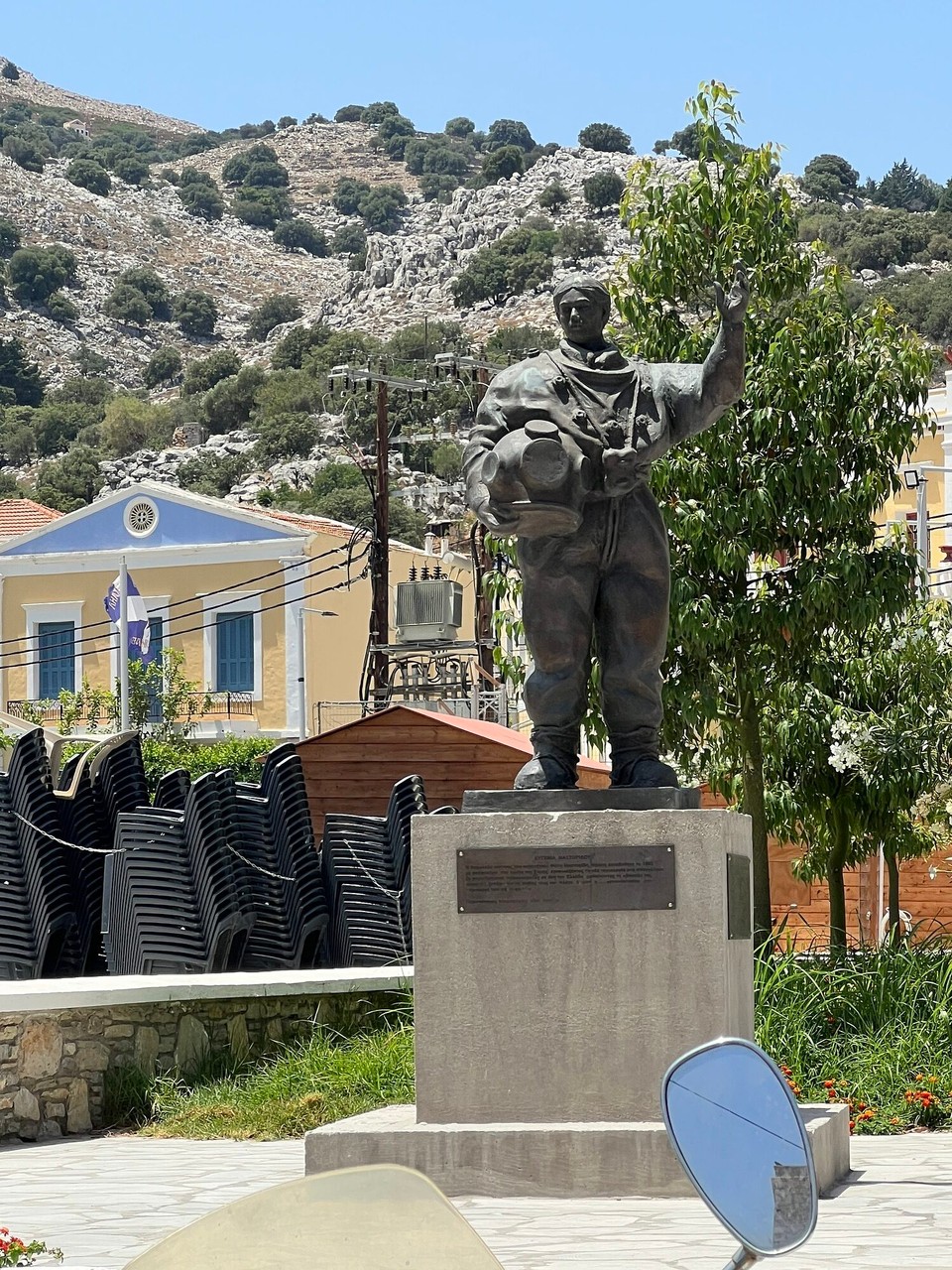 Griechenland - Symi - Und die Statue der ersten weiblichen Schwammtaucherin in dem von ihr erfundenen Taucheranzug