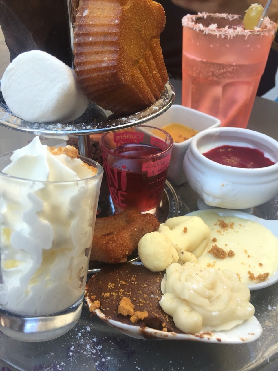  - Frankreich, Besançon - schräges Café, schräge Karte 🐝