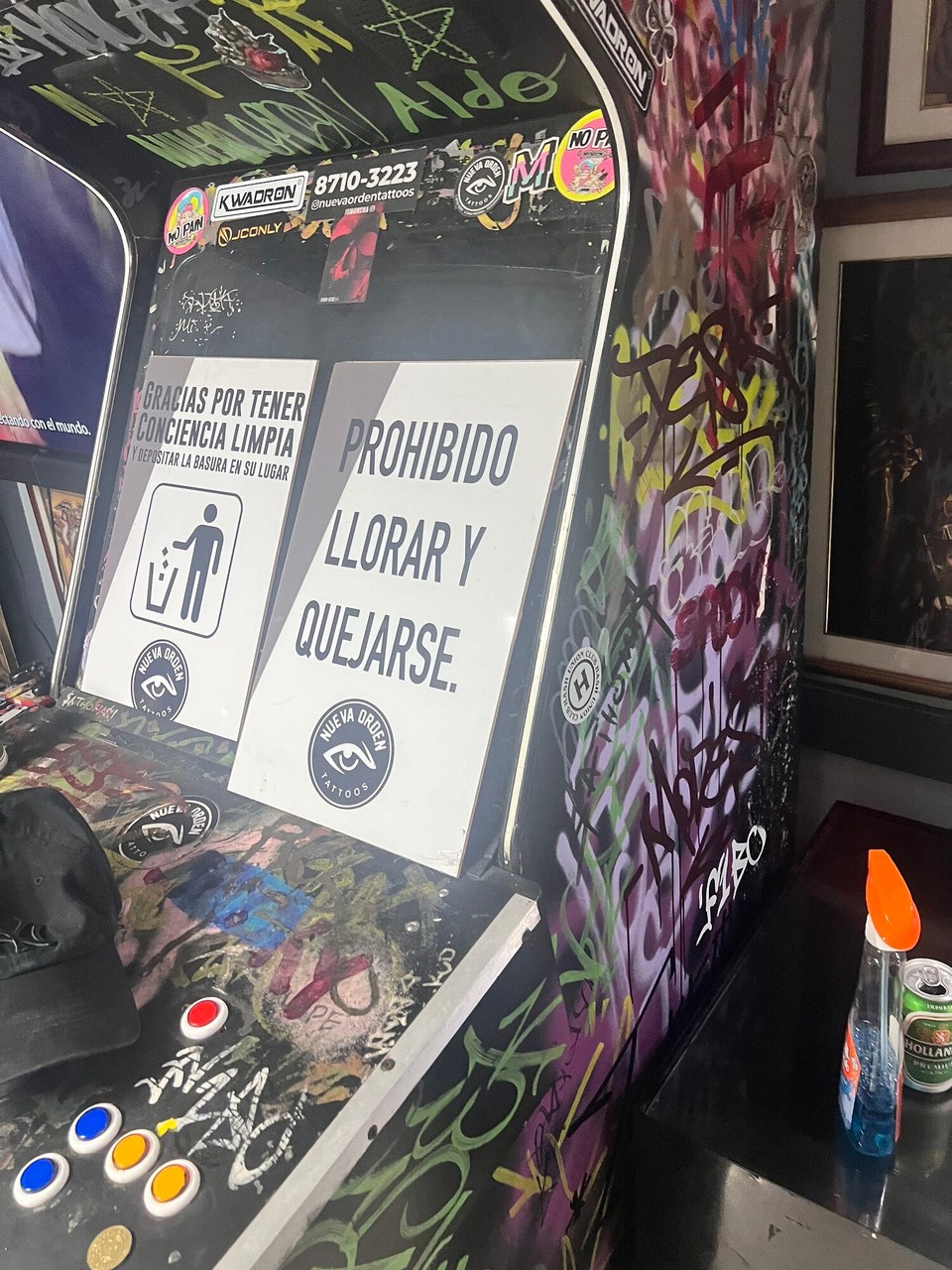 Costa Rica - San José - Am Mittag hani den en Termin gha für mis Tattoo im gliche Lade wie d‘Alejandra und d‘Olivia ihri gmacht hend. Ufem Bild staht „brüele und jammere verbote“, han mi natürlich dra ghalte