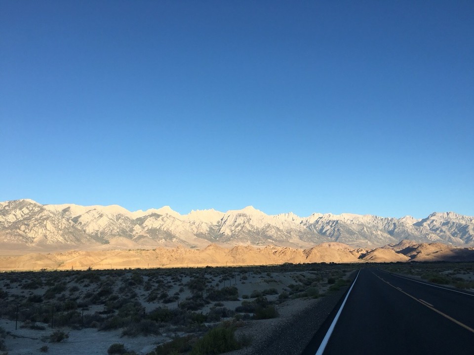 Vereinigte Staaten - Death Valley - Guten Morgen Welt (um 5.30 aufstehen ist es wert wenn man so eine Aussicht bekommt) 
Die Sierras sind beeindruckend - das ist die Bergkettte die man sein Zuhause nennt, wenn man den PCT wandert (ihr wisst nicht was der PCT ist, entweder googeln oder meinen letzten Blogeintrag lesen ;))