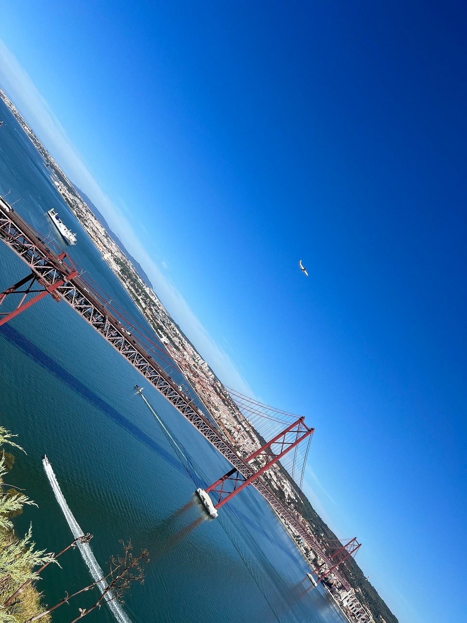 Portugal - Almada - Alles auf einem Bild: Autos, Boote, Schiffe & ein Flugzeug. 