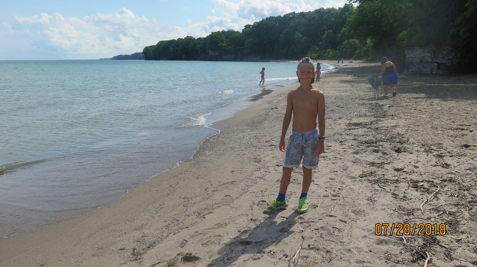 USA - Westfield - Beach-Boy Tim war so nett sein T-Shirt an Dana zu geben, die sich in den Tümpel  geschmissen hatte.