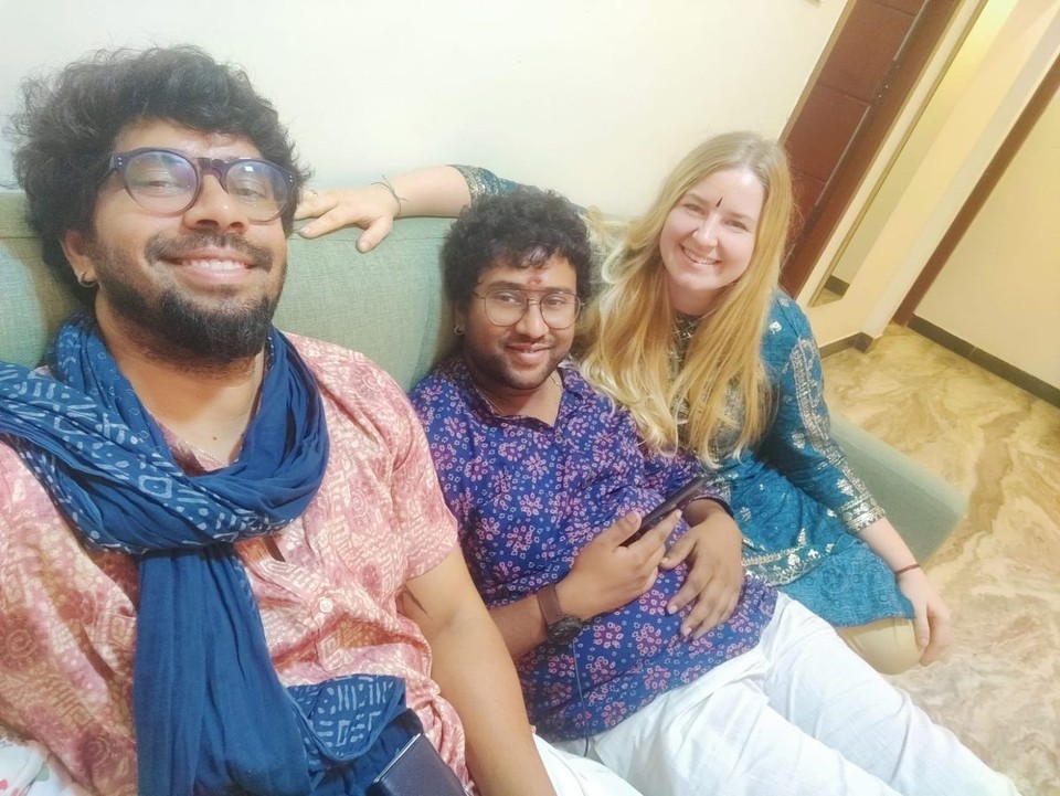 Indien - Thanjavur - Erschöpft nach einer Tour über 100 km zu vier Tempeln. Alles im Auftrag der Eltern um die Götter zu bitten einem Freund Bala eine Frau zu senden, die er heiraten kann. Aiiii.... 