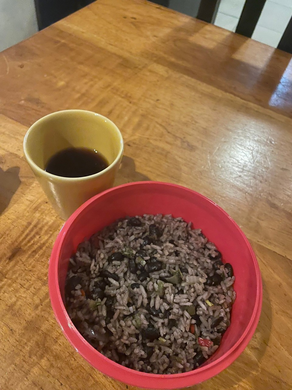 Costa Rica - Osa - Heute Morgen ging es bereits um 5:30 Uhr mit dem Bus Richtung Pazifikküste 🚌 
… wie praktisch,dass ab 5 Uhr das typisch costa-ricanische Frühstück Gallo Pinto (Reis mit Bohnen) serviert wurde - schon gewöhnungsbedürftig um diese Uhrzeit
