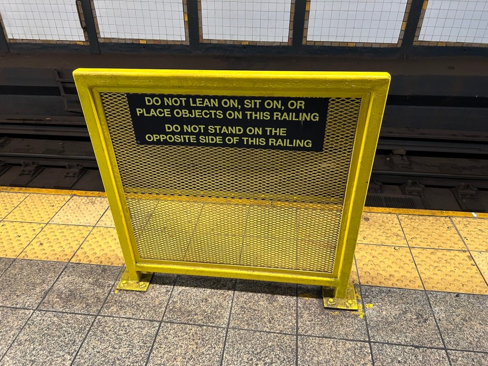 Vereinigte Staaten - New York - Diese Schutzzäune in den Metro-Stationen stellt die Stadt immer mehr auf.