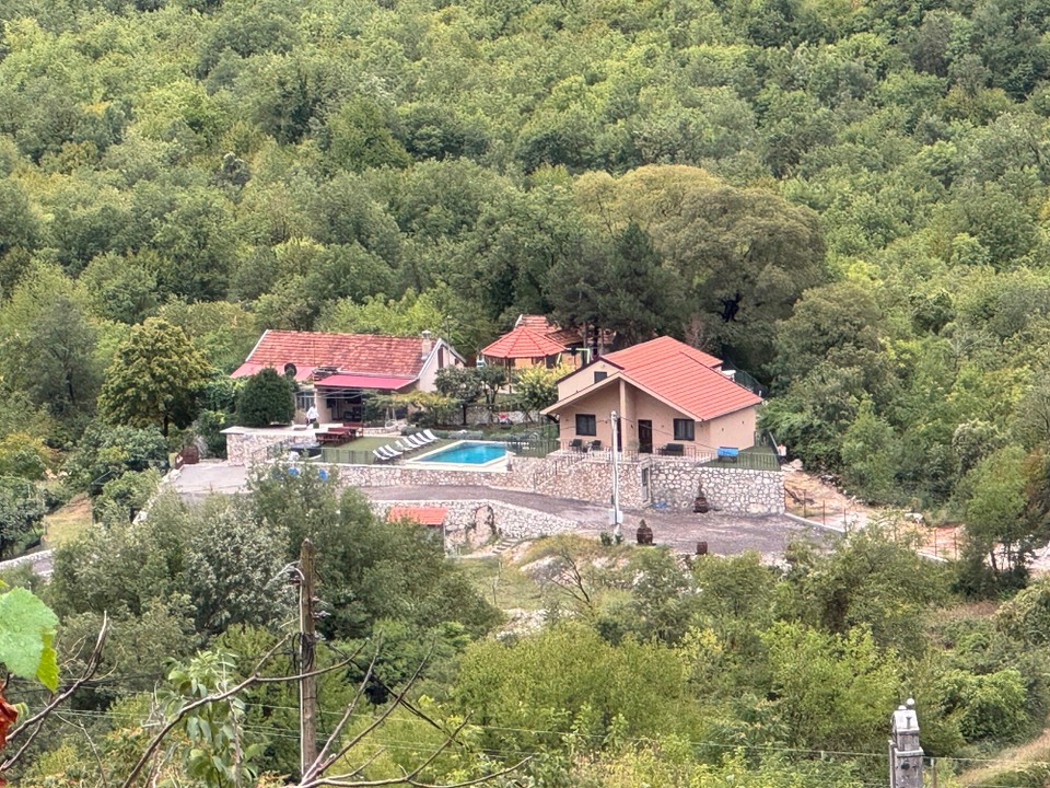 Montenegro - Cetinje - Nach einigen Kilometern können wir Sie erblicken.
Das war es auch schon für heute, morgen soll das Wetter wieder besser werden.