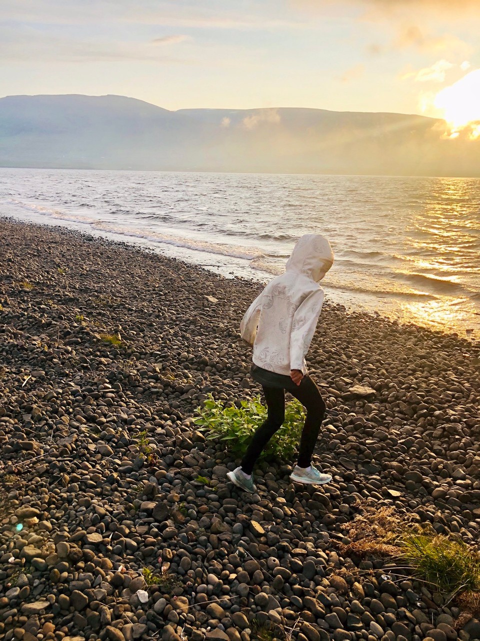 Island - Húnaþing vestra - Beide Kiddies starten ihre Aktivitäten in den dünnen Windjacken...
