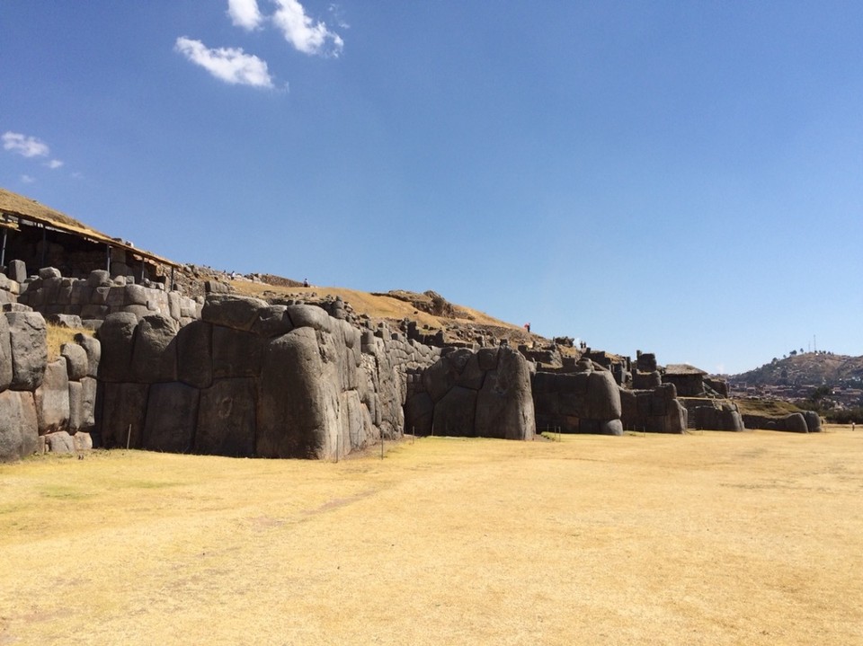 Peru - Cusco - Sacsayhuamán - beeindruckende Reste einer Inkafestung. Diese 3-stöckige Mauer hier ist 600m lang, mit Steinen bis 200 Tonnen, die fast nahtlos und ohne Mörtel verzahnt sind, und ohne Rad und Rolle auf ungeklärte Weise aus den 20 km entfernten Steinbrüchen kamen