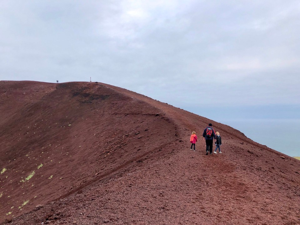 Island - Vestmannaeyjar - Aufgrund der schlechten Wärmeleitfähigkeit der erstarrten Lava liegt im Inneren der Lavaströme die Temperatur auch Jahre nach dem Ausbruch nämlich immer noch bei mehreren hundert Grad Celsius.
