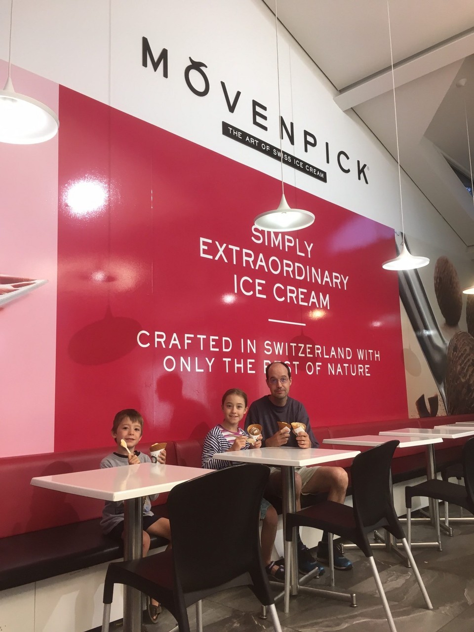 Neuseeland - Paihia - Nach einem feinen Nachtessen im CBK (zum dritten Mal nach Dunedin und Rotorua) gibt es noch ein Eis zum Dessert. Kulinarisch sind wir schon wieder zurück in der Schweiz.