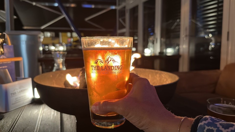 Neuseeland - Franz Josef/Waiau - Abends zum Muskelerholung am Tischlagerfeuer ein gutes Bier 