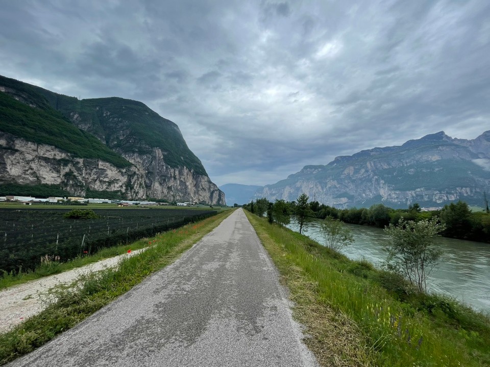 Italien - Salurn - Weiter geht es der Etsch entlang. Mittlerweile ist die Etsch schon ein großer Fluss geworden.