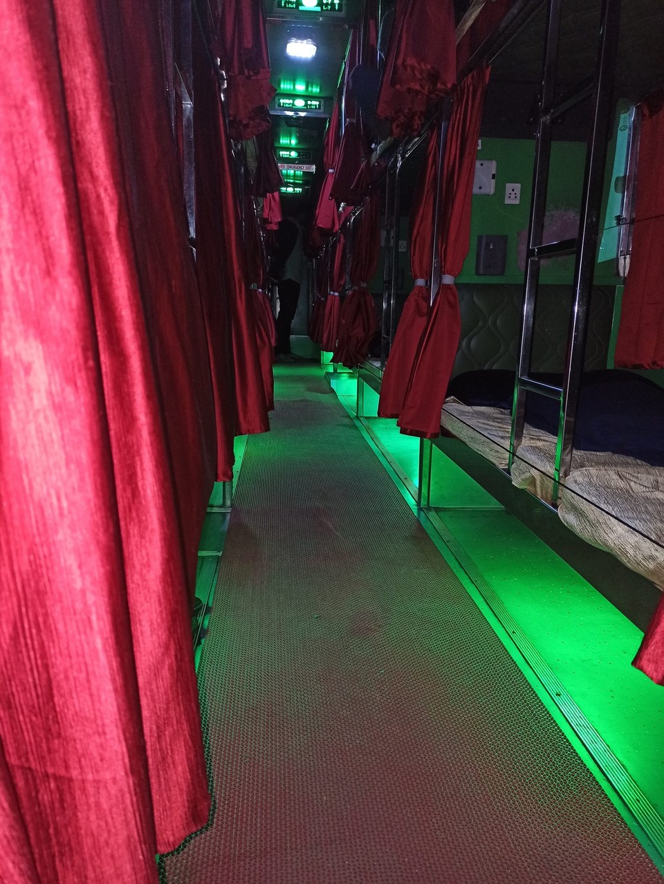 Indien - Coimbatore - Der Schlafbus.... 8 h über Indiens Straßen fahren und dabei schlafen?! Naja, ging so mittelmäßig. Fühlte sich an wie eine Busfahrt im Zauber bis von Harry Potter. 