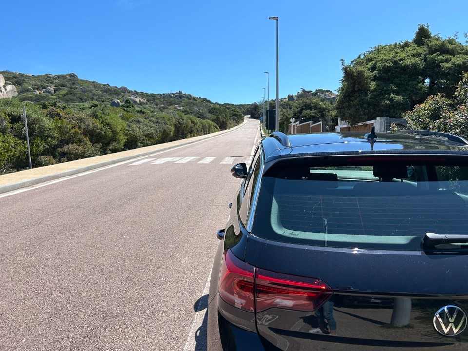 Italien - Santa Teresa Gallura - Vor Capo Testa finden wir mit Glück einen Parkplatz am Straßenrand.