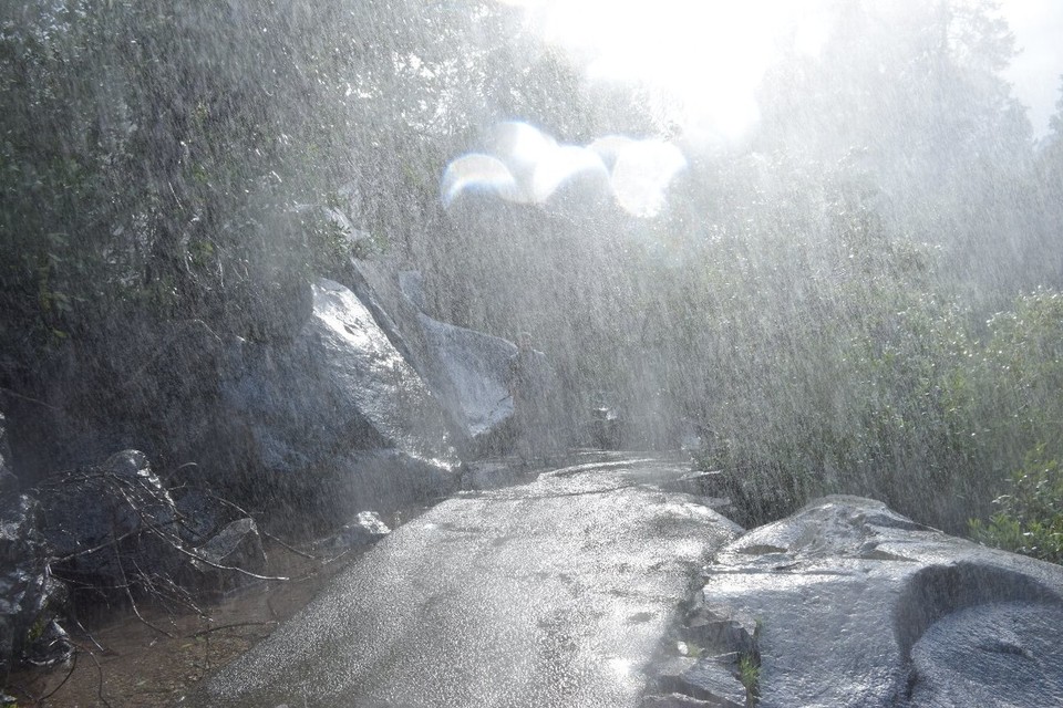 USA - Yosemite-Nationalpark - Jetzt sind wir nah am Wasserfall dran und es ist - NASS!