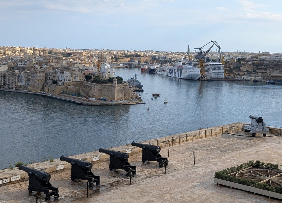 Malta - Valletta - Noch ein letzter Blick über die Kanonen, die den Hafen bewachen, dann geht es zurück zum Kofferpacken.
