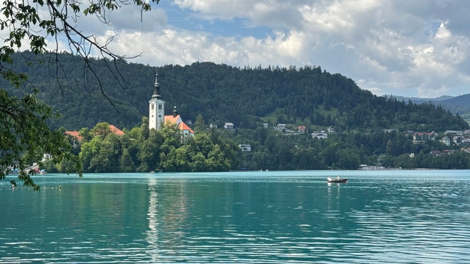 Slowenien - Portorož - In der Mitte des Sees befindet sich eine kleine Insel, auf der sich eine Kirche befindet.