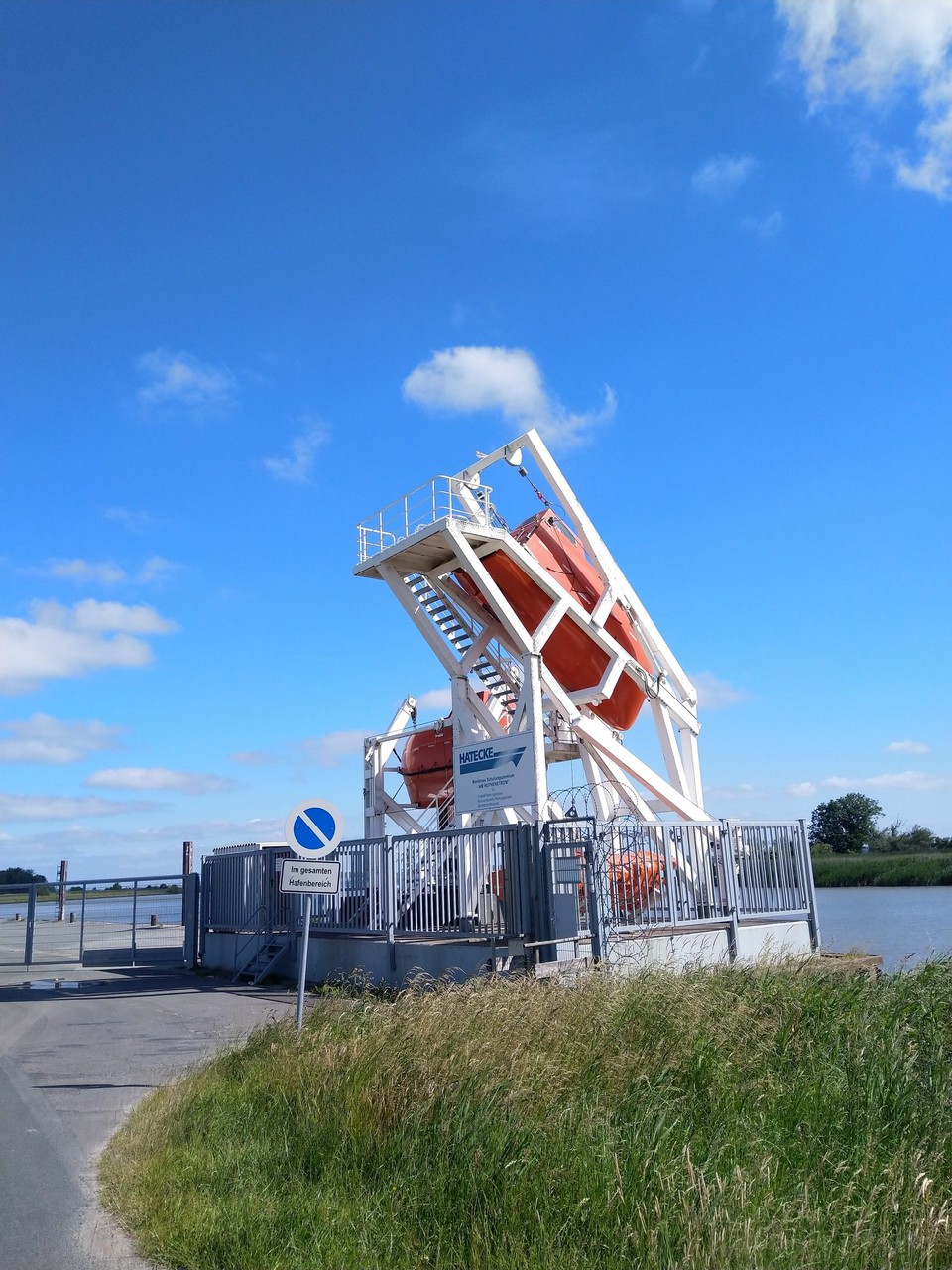 Deutschland - Hamburg - ...... ging lehrreich weiter. Dies ist eine Marine-Übungsstätte. Es wird geübt, Rettungsboote ins Wasser zu lassen. Wie Achterbahn.