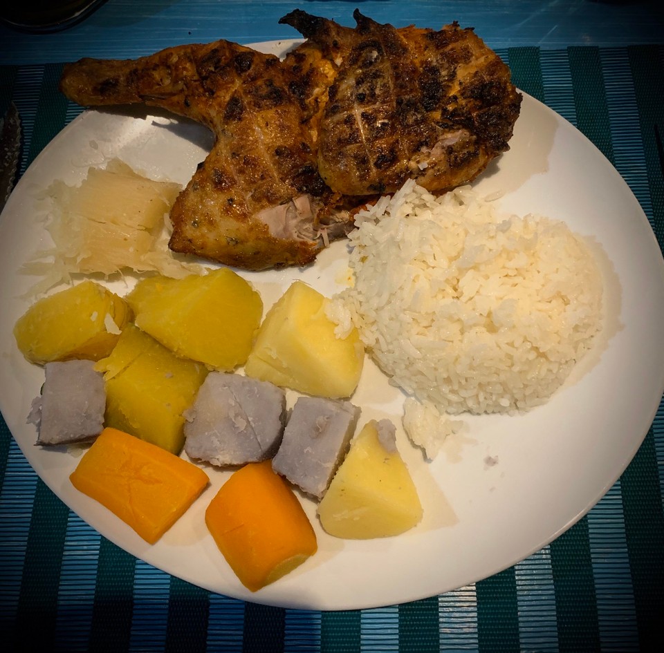 Cape Verde - Cha da Morto - Patate douce, igname, courgettes, patates, carottes, manioc, poulet. Délicieux repas !