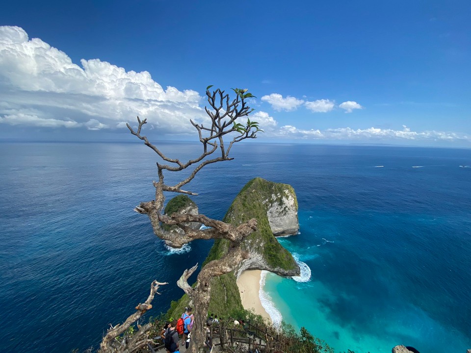 Indonesien - Kabupaten Badung - Weiter geht es zum Kelingking Beach. Ich will ehrlich sein als wir den steilen, wackeligen Abstieg entlang der Felsen bis hinunter sahen, haben wir dan doch aufgegeben und haben den Anblick von oben genossen.