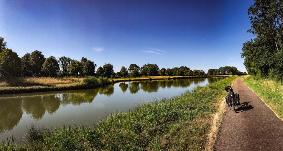 France - Nevers - Aber dann ist alles wieder vergessen. 
DESWEGEN bin ich hier. 
Meine Route hält, was ich mir bei der Planung versprochen habe. 
10km nach Saint Honoré gelange ich auf diese idyllischen Straßen neben den Kanälen und werde sie bis Nevers nicht mehr verlassen. 