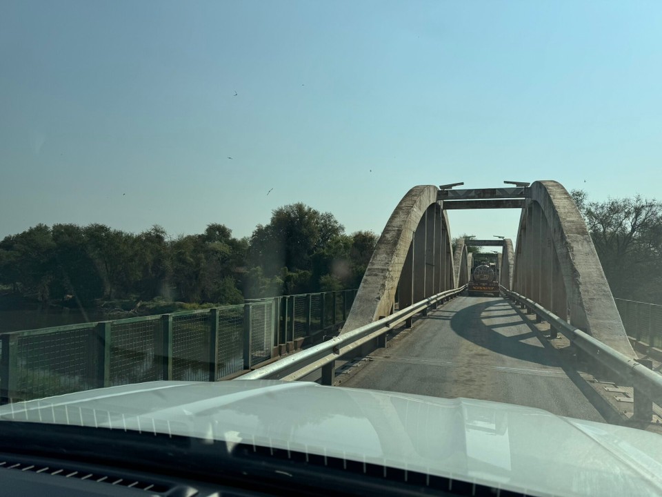 Botsuana -  - Kein Wunder das wir an eine ca. 10km lange LKW Schlange vorbeigezogen sind, Bürokratie wie in Deutschland, nach 5 Stempeln und etwas Wegezoll für die Genehmigungen durften wir dann auch noch 400 Pula (26,-€) Strafe zahlen weil hier ein Feuerlöscher im Auto Pflicht sein soll. Danke Europcar.