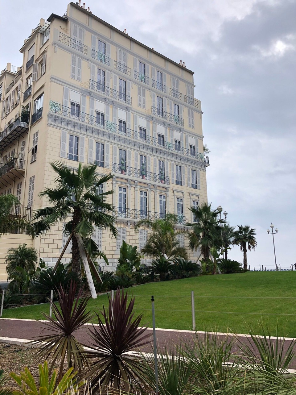 Frankreich - Nizza - Die Fenster wurden in ganz Frankreich angemalt als in Zeiten von Protesten die richtigen Fenster eingeworfen wurden.