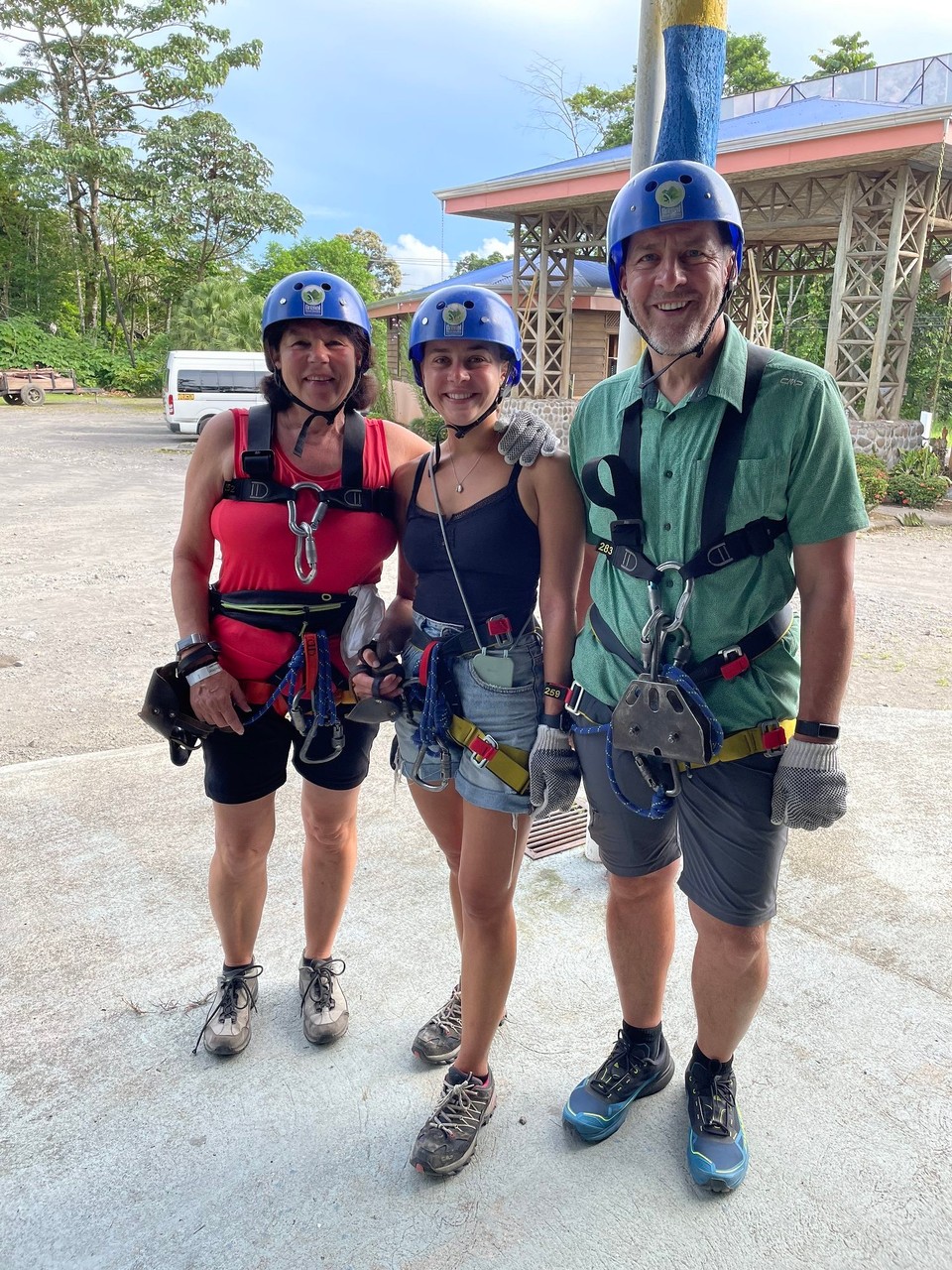 Costa Rica - San Carlos - Der zweite Tag in La Fortuna hat actionreich mit einer Siplining-Tour begonnen ⛑️ 