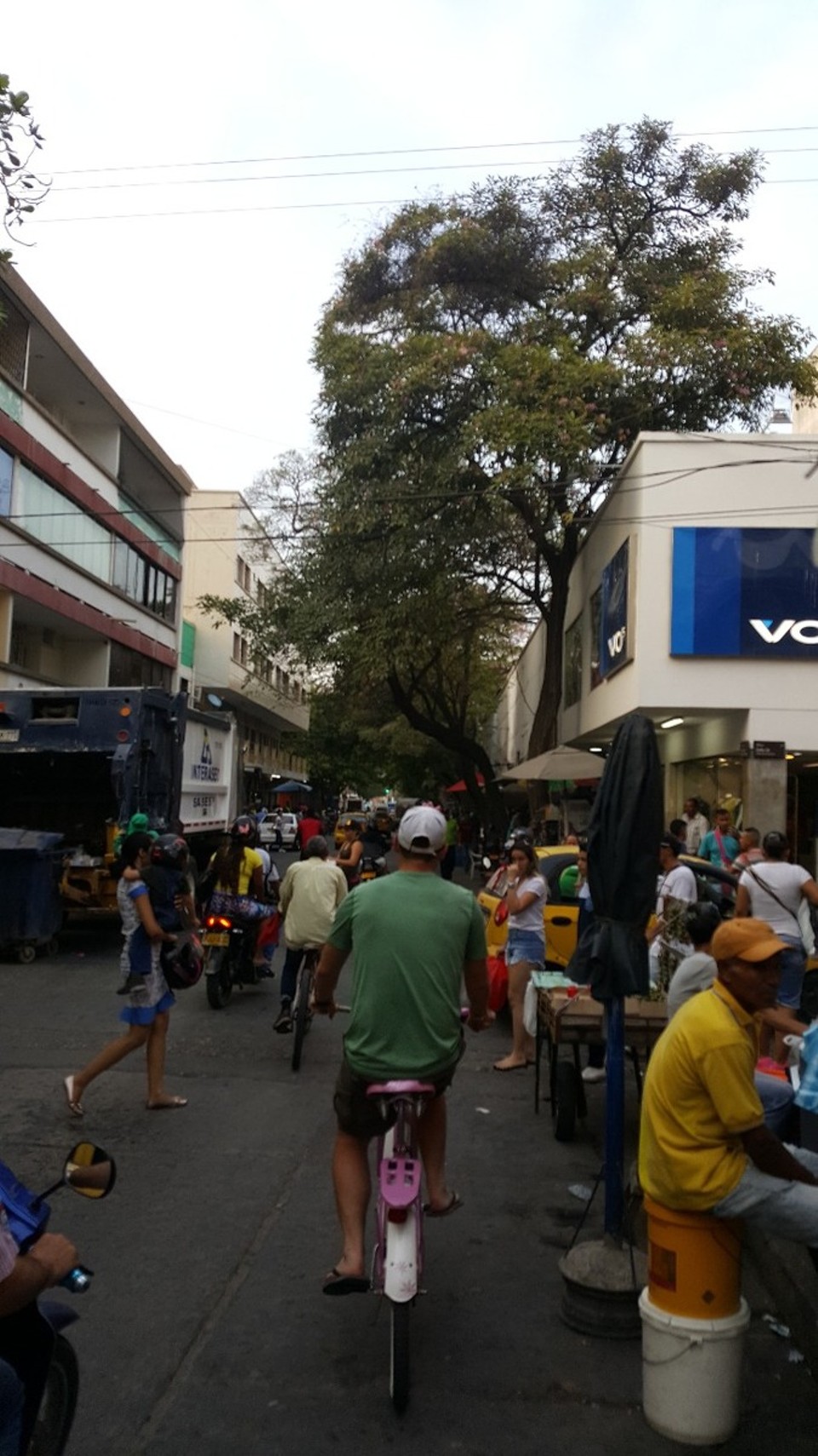 Kolumbien - Santa Marta - Das mit dem Einbahnstrassen kann auch fuer Radfahrer gefaerlich werden.
Die Stadt ist an sich nicht sonderlich schoen. Ausgenommen hiervon ist der Bereich am Strand.