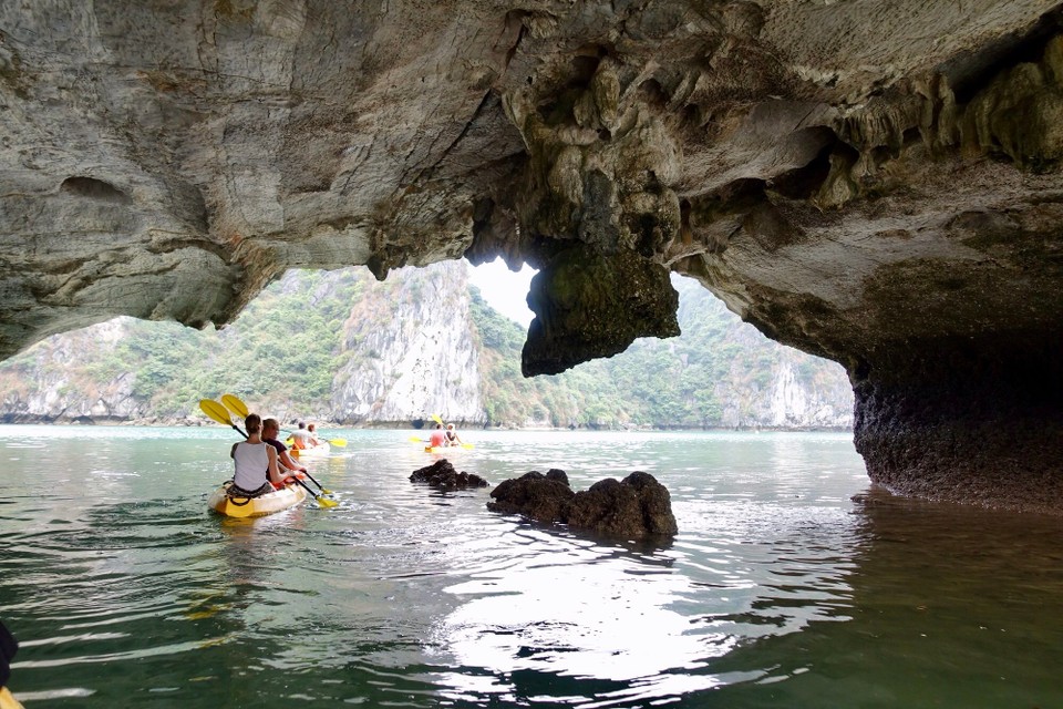 Vietnam - Cát Bà Island - Padler gjennom grotter for å komme til laguner