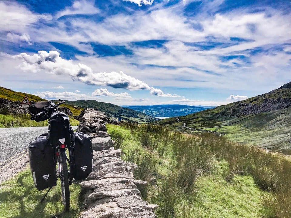 United Kingdom - Penrith - Ich benötige fast eine Stunde auf den Kirkstone Pass. Die Hügellandschaft stellt sich mit den schottischen Highlands in Konkurrenz und buhlt um meine Gunst bezüglich Reihung in der Top Ten List der schönsten Reiseetappen. 
Und hier oben passiert etwas in mir. Ich spüre augenblicklich, dass ich nach mittlerweile sechs Wochen, mit soviel nachhaltig schönen Erlebnissen, an diesem sonnigen Tag in der Perfektion eines Lake District Nationalparks ein Ende finden sollte. Ich fürchte, das alles nicht mehr toppen zu können und dass die Weiterfahrt über Blackpool, Liverpool und Dublin keine abrundende Zugabe wird, sondern der misslungene dritte Teil eines Blockbuster Sequels.