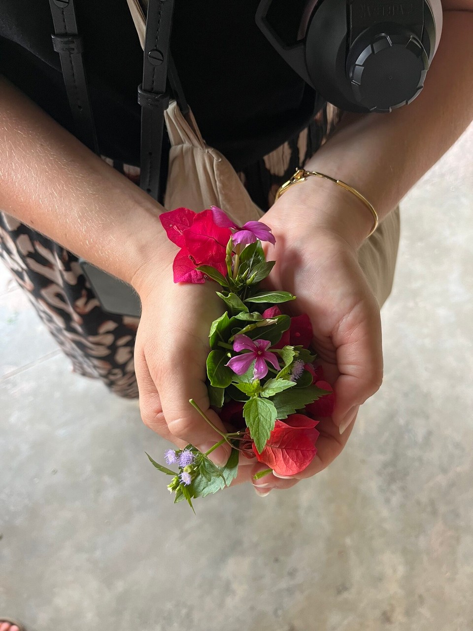Laos - Nga - All die Blumen die ich von den Kindern geschenkt gekriegt habe 