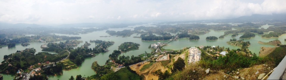 Colombia - Guatapé - Ausblick von oben auf die Seelandschaft