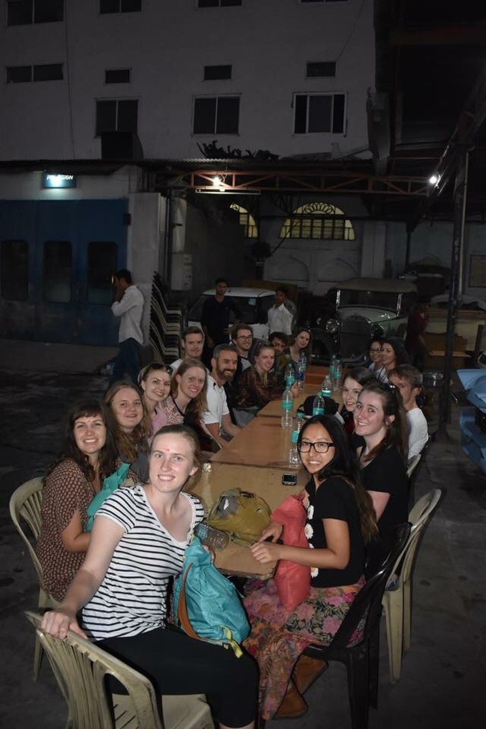 Indien - Jaipur - Abendessen in einer Garage, in der dir Locals heimlich Fleisch essen 