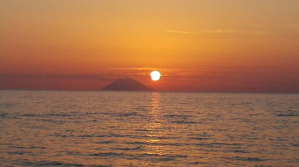 Italien - Contrada Riaci, Santa Domenica di Ricadi - Sonnenuntergang neben dem Stromboli, einem noch aktiven Vukan.