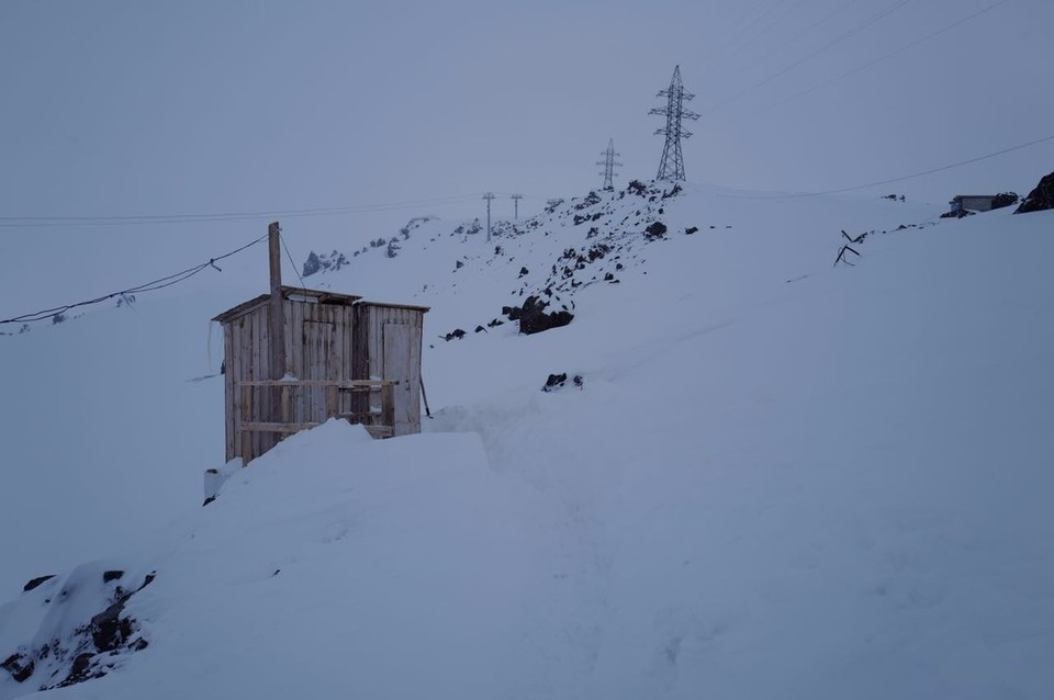 Russland - Terskol - Die Notdurft wurde nicht im Schnee, sondern in diesen zwei wunderschönen Toilettenhäuschen durchgeführt.  In einer anderen Perspektive........