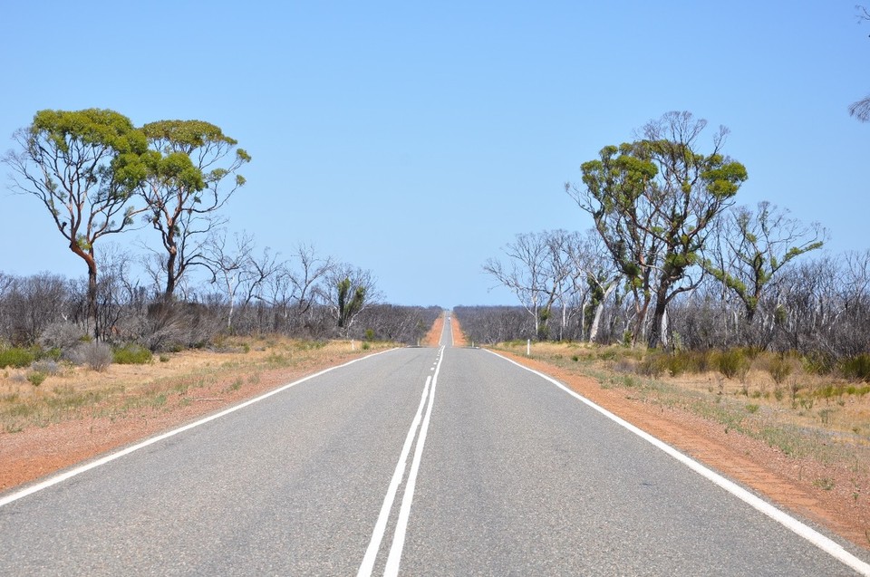 Australien - Kalgoorlie - Auf der Weiterfahrt: ...nach vorne geradeaus...