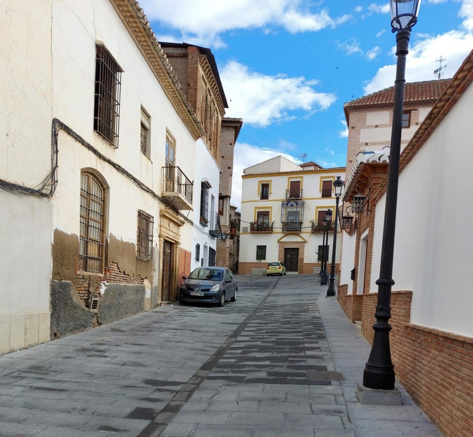 Spanien - Guadix - Es gibt aber auch ganz normale Häuser in Guadix

