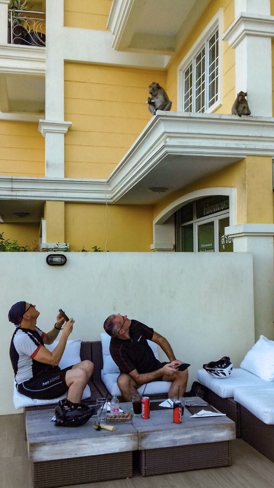  - Phetchaburi - Die Missetäter am Dach haben unsere Lady im Team als Trickdiebopfer auserkoren. Wenige Minuten später war sie ihres Abendessens beraubt und wir um eine Erfahrung reicher,