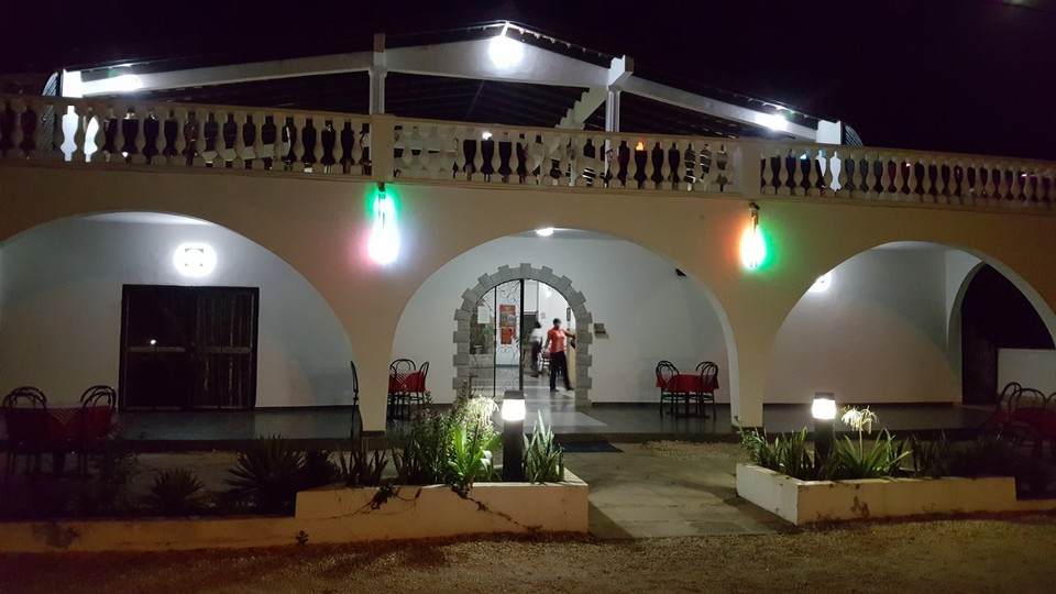 Gambia - Banjul - Das Ist Luiggis Pizzarestaurant. Hier gibt es die besten Pizzen uns Pasta.... Sehr beliebt bei den Touristen und Einheimischen. Kennt jeder.....