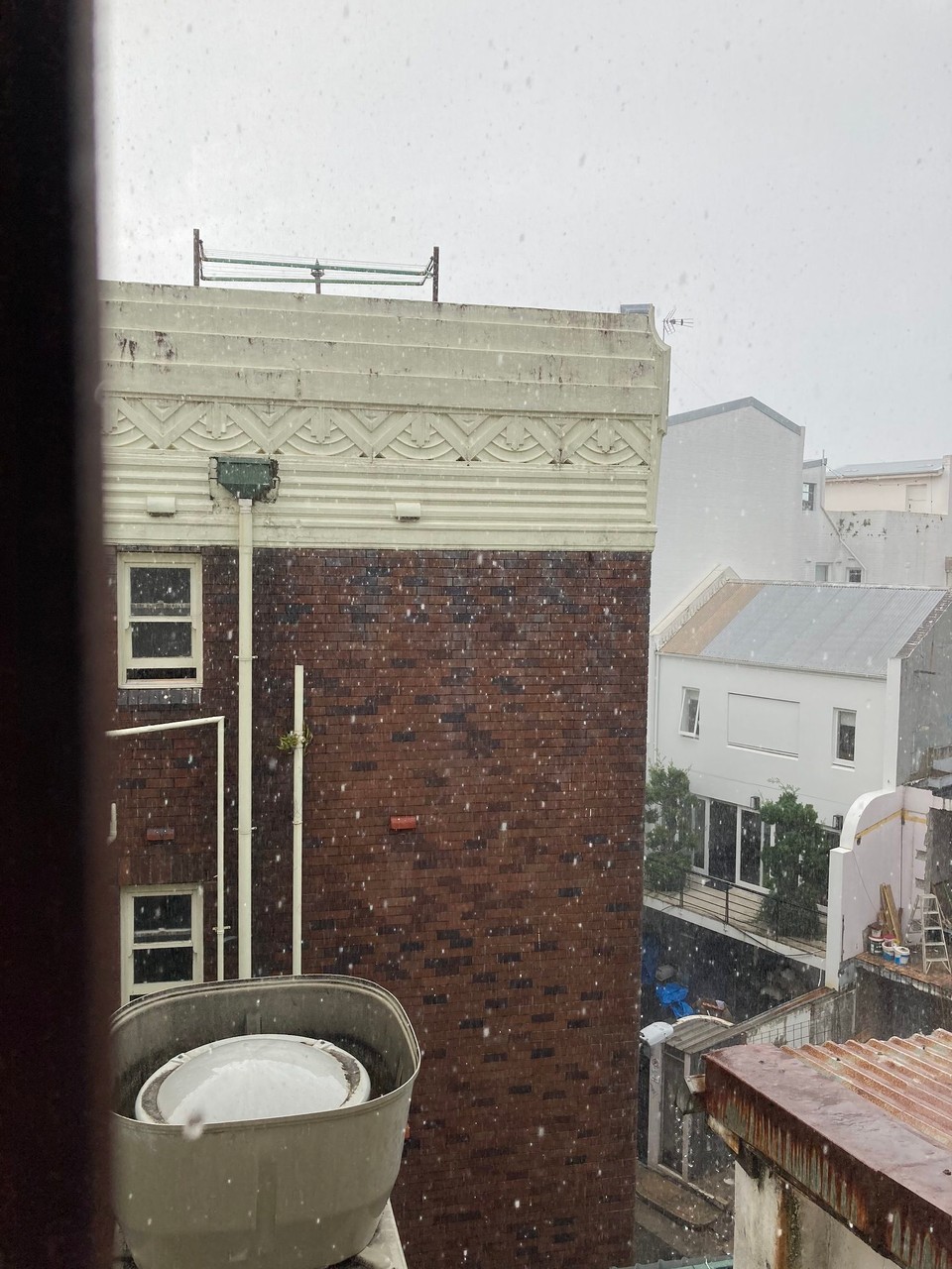 Australien - Potts Point - Gerade noch bei Sonnenschein auf der Terrasse gefrühstückt und über einen Strandtag nachgedacht. In den dritten Stock gegangen, Zimmertür auf - komisches Geräusch, Blick aus dem Fenster - heftiger Regen 😳🤦🏻‍♀️